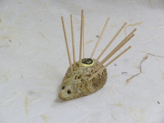 信楽焼　ハリネズミ楊子立