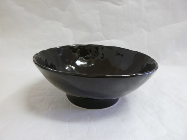 美濃焼　黒釉手びねりめん鉢