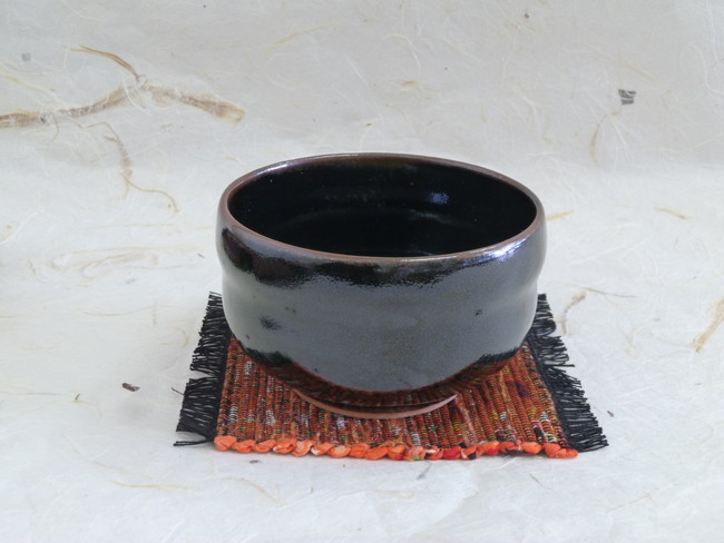 美濃焼　黒釉ひさご抹茶碗
